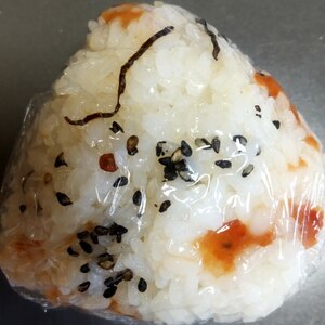 梅干しと塩昆布と黒ごまのおにぎり